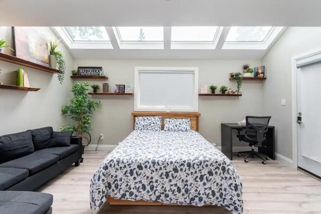ein Schlafzimmer mit einem Bett in einem Zimmer mit einem Fenster in der Unterkunft SINGLE BACHELOR UNIT EN-SUITE UPTOWN WATERLOO - e4 in Waterloo