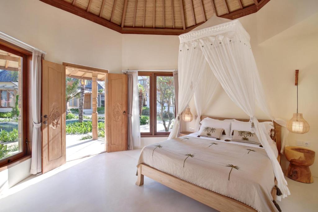 - une chambre avec un lit à baldaquin dans l'établissement Two Bedroom Villa in Bingin Beach, à Uluwatu