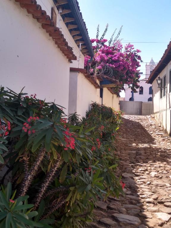 uma rua com flores ao lado de um edifício em CASA COLONIAL C/ GRANDE QUINTAL.CENTRO HISTÓRICO em Paracatu