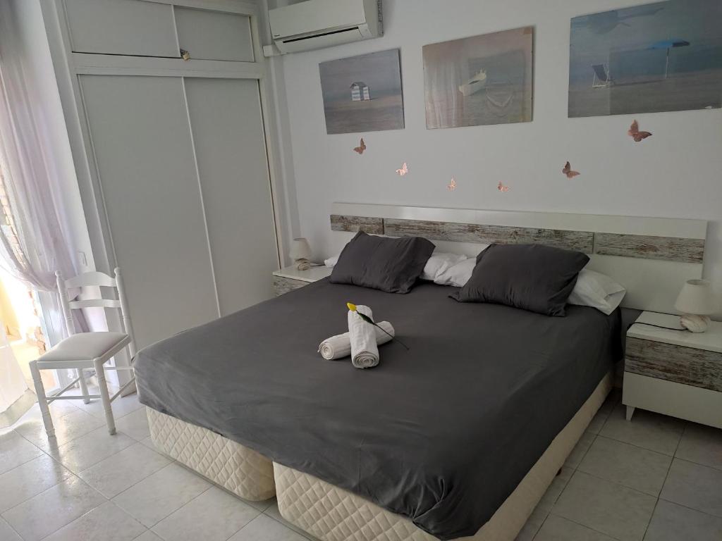 een slaapkamer met een bed met een knuffeldier erop bij Iris in Benalmádena