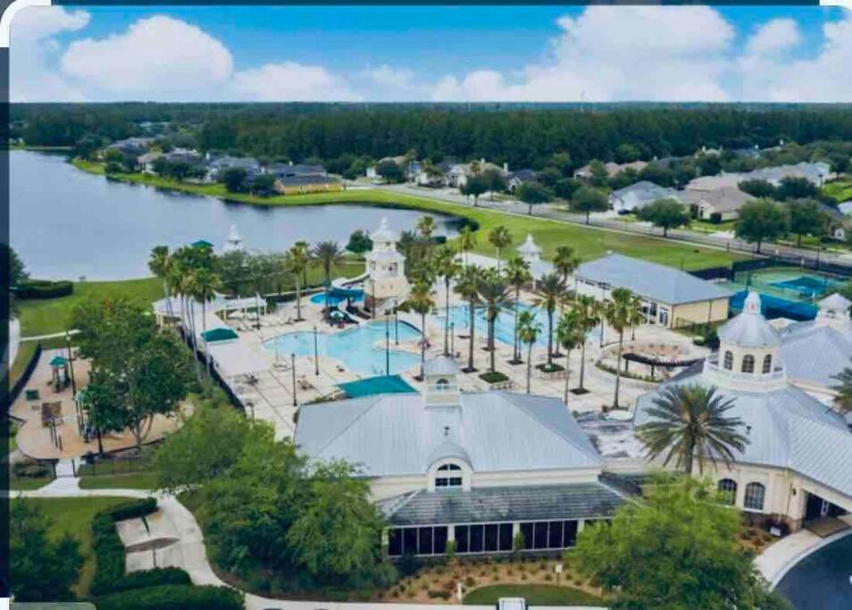 una vista aérea de un complejo con una masa de agua en Townhome Baptist South St JohnsTownCenter Beach en Jacksonville