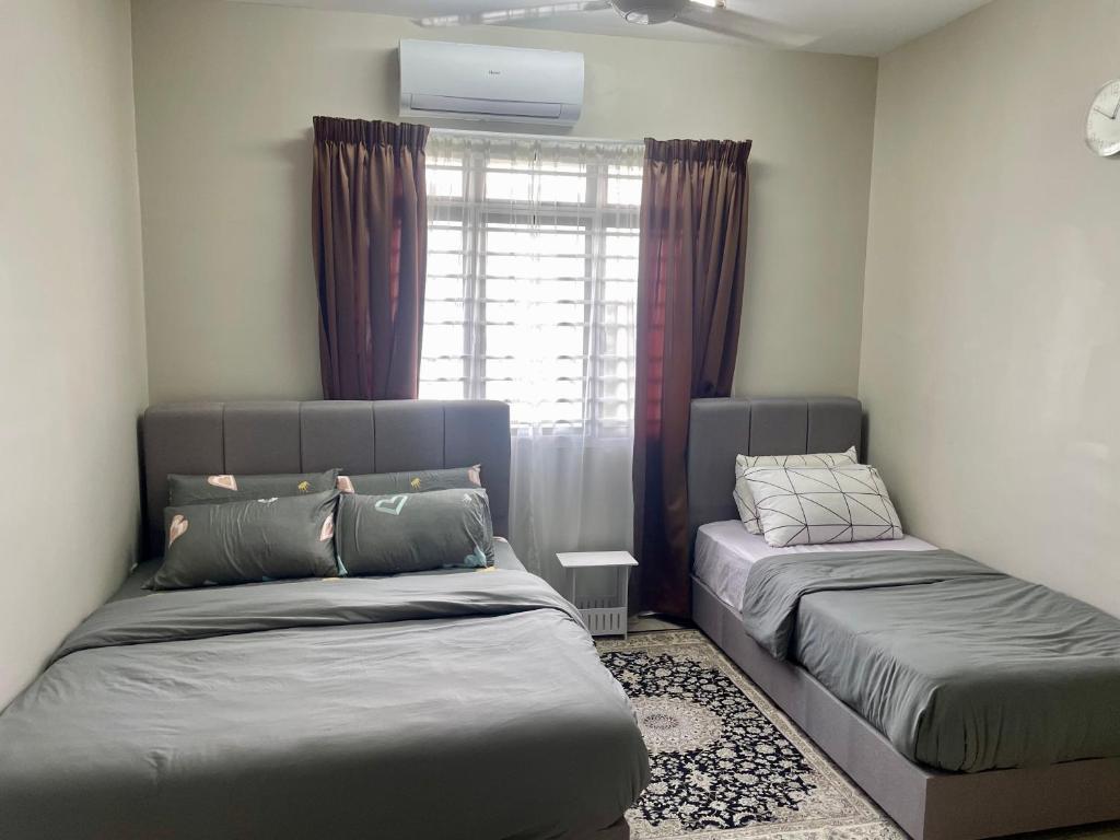 Postel nebo postele na pokoji v ubytování Omma Homestay Putrajaya, Presint 17