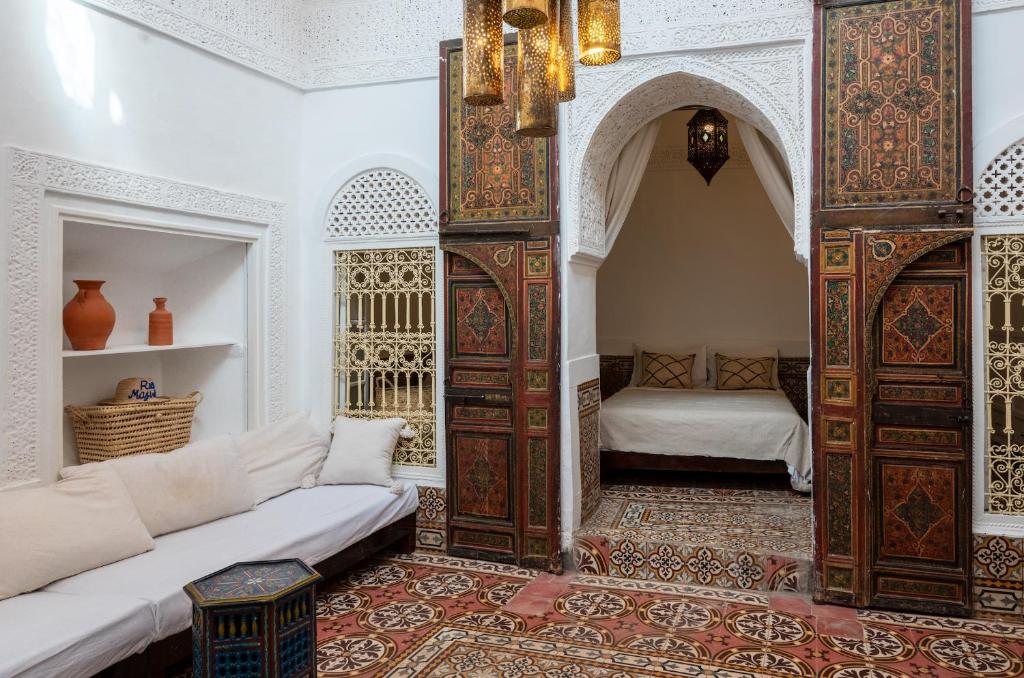 a living room with a couch and an archway at RIAD MAJWRIL in Marrakesh