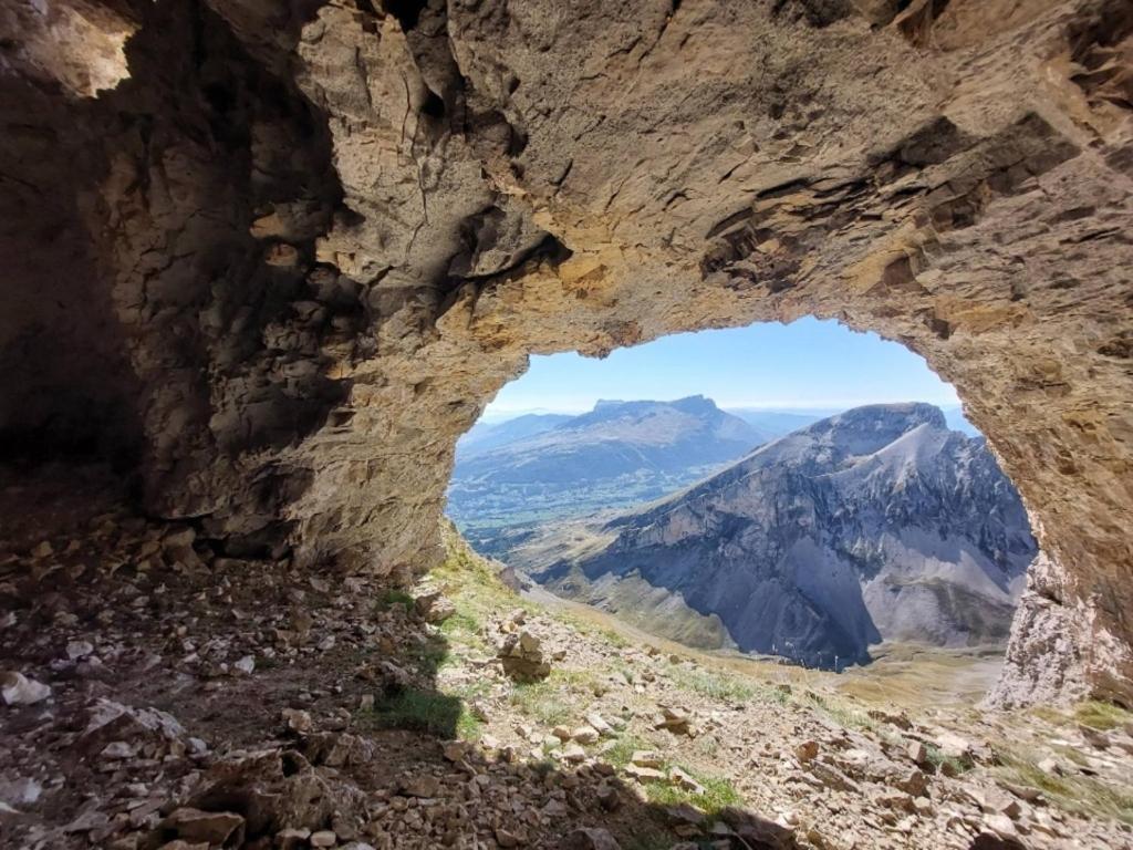 un buco sul fianco di una montagna rocciosa di Le Rubato a Rosans