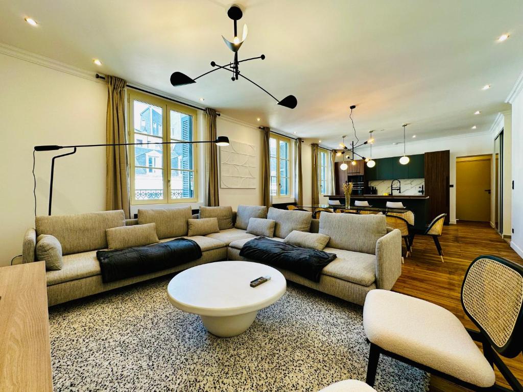 uma sala de estar com um sofá e uma mesa em T5 grand confort hyper centre em Tours
