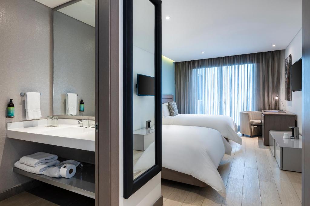 Hotel 100 Luxury Suites by Preferred - Верхняя комната близнеца