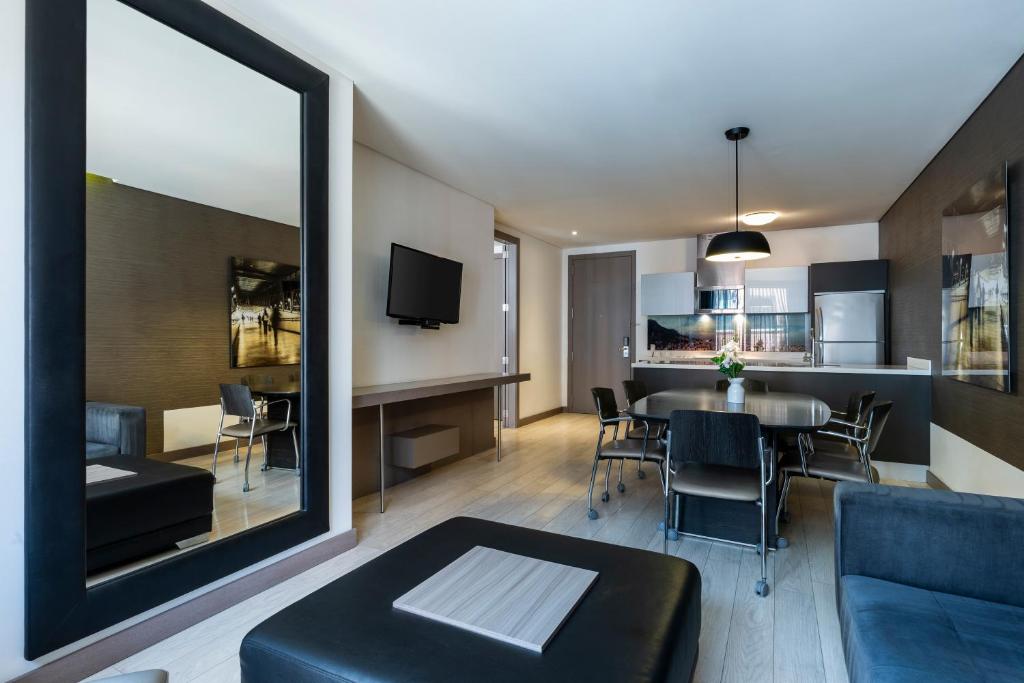 TV a/nebo společenská místnost v ubytování Hotel 100 Luxury Suites by Preferred