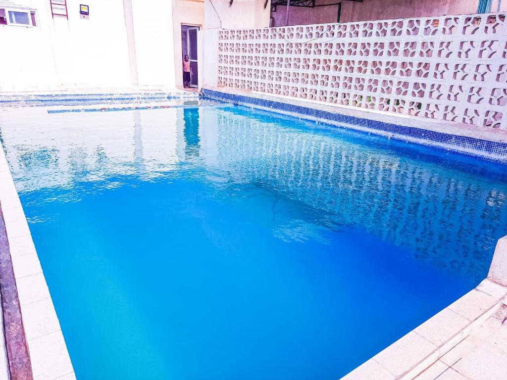 una gran piscina de agua azul junto a un edificio en One Bedroom at Kisimani Heights Apartment, en Frere Town