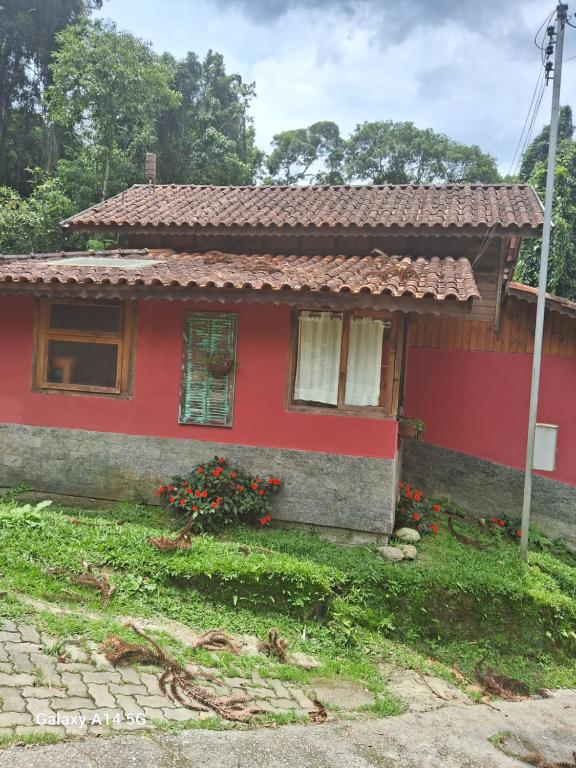 una casa roja con techo rojo en Casa da floresta, en Bocaina de Minas