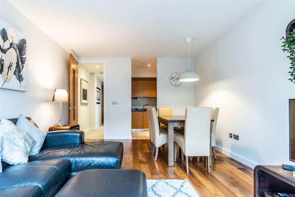 uma sala de estar com um sofá e uma mesa em Grand Canal 2 Bedroom Flat em Dublin