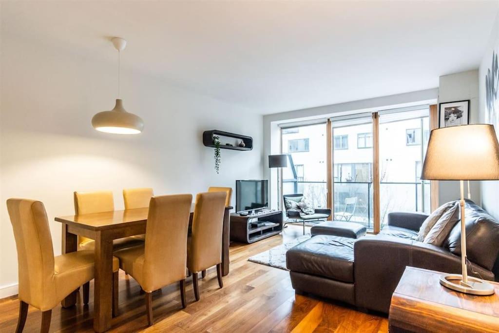 TV a/nebo společenská místnost v ubytování Grand Canal 2 Bedroom Flat