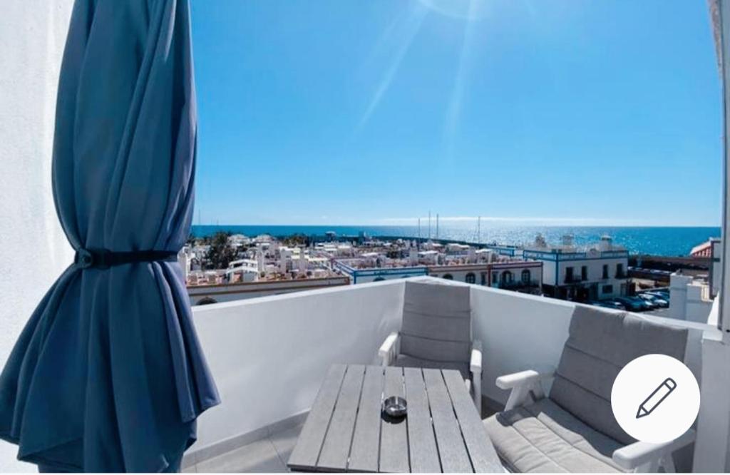 d'un balcon avec un banc et une vue sur l'océan. dans l'établissement Casa Kevin, à Puerto de Mogán