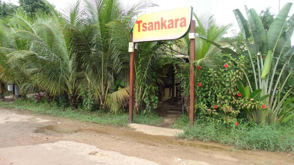 un panneau sur le côté d'une route dans l'établissement TSANKARA, à Oiapoque