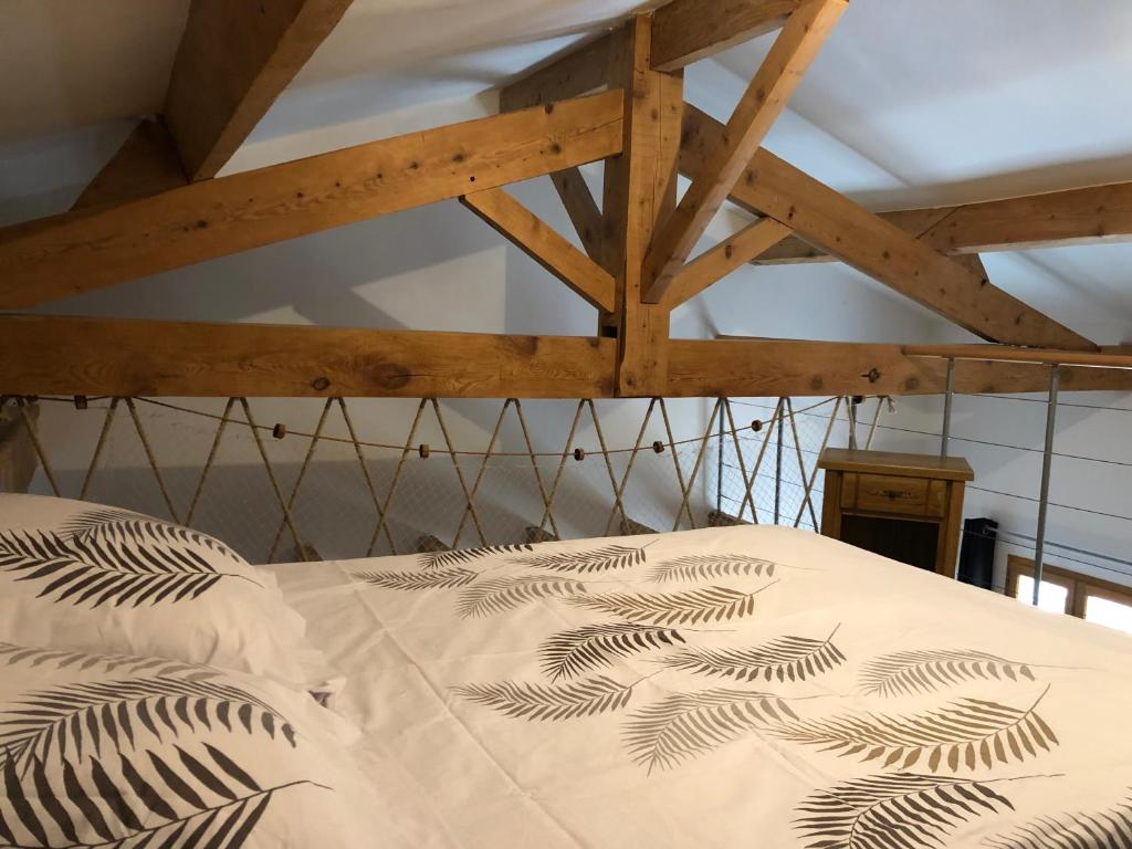 Łóżko lub łóżka w pokoju w obiekcie Gites de Marchet