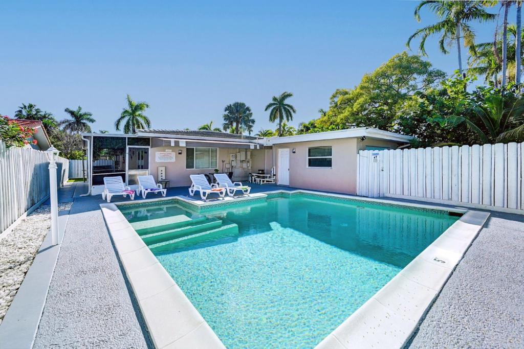 uma piscina no quintal de uma casa em Walk to Hollywood Beach Luxury 4BR Villa em Hollywood