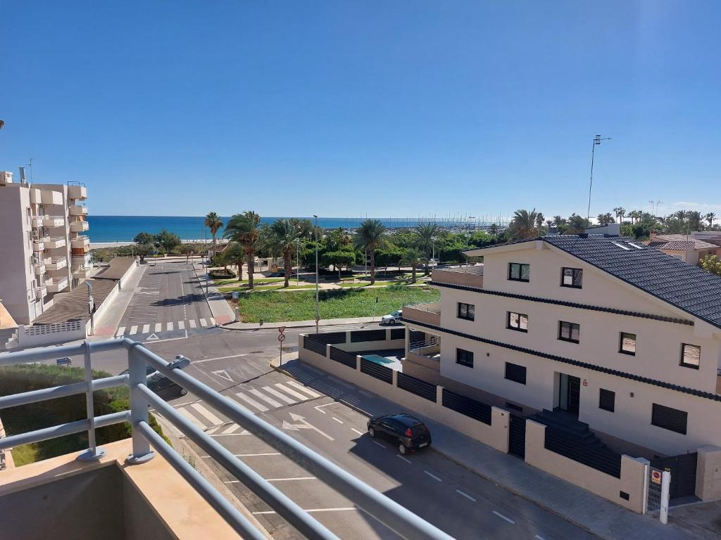 - une vue depuis le balcon d'un immeuble avec une voiture dans l'établissement Vistas al mar en Canet Playa WIFI, à Canet d'En Berenguer