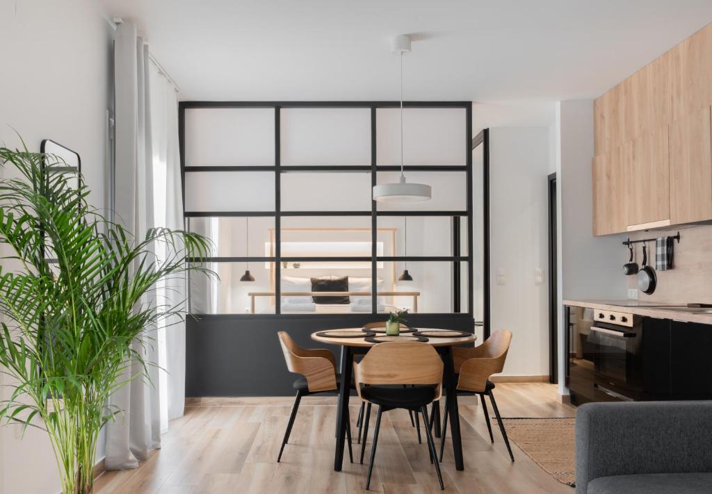 - une cuisine et une salle à manger avec une table et des chaises dans l'établissement Alyvia Central Apartment 1, à Ioannina