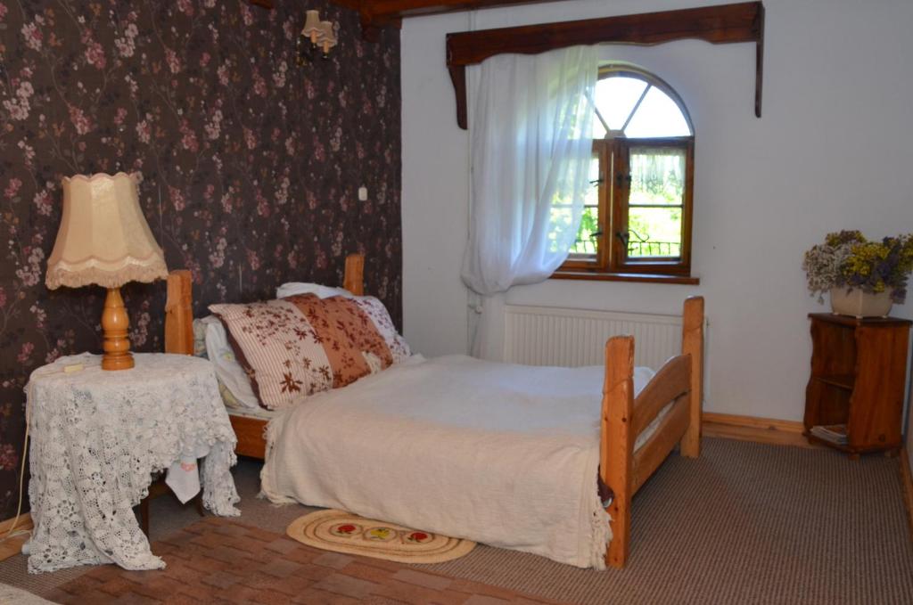 Postel nebo postele na pokoji v ubytování Dworek sw.Antoniego