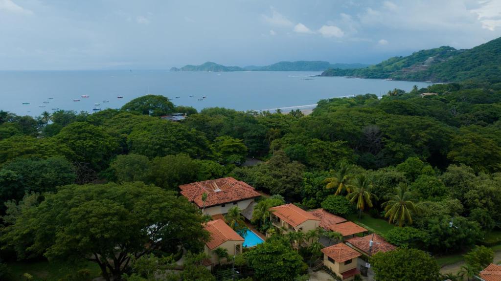 einem Luftblick auf ein Haus mit Bäumen und einem See in der Unterkunft Villa del Sueño in Playa Hermosa