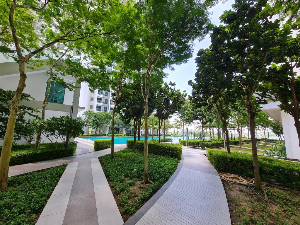 uma passarela num parque com árvores e um edifício em Sweet Homes at Cybersquare - No Deposit em Cyberjaya