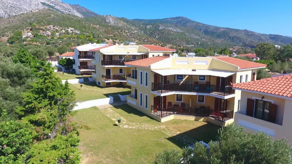 Nespecifikovaný výhled na hory nebo výhled na hory při pohledu z aparthotelu