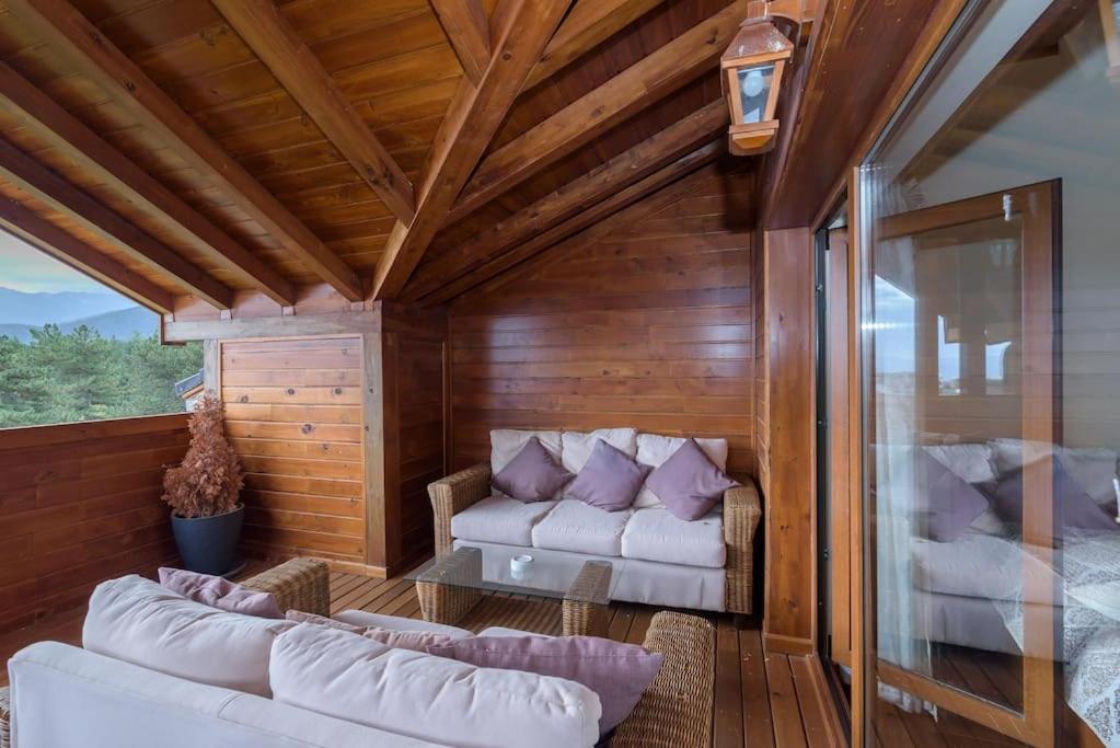Posezení v ubytování Cozy mountain view apartment in Pirin Golf