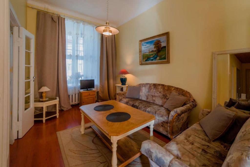 Romeo Family Apartments - One-Bedroom Apartment