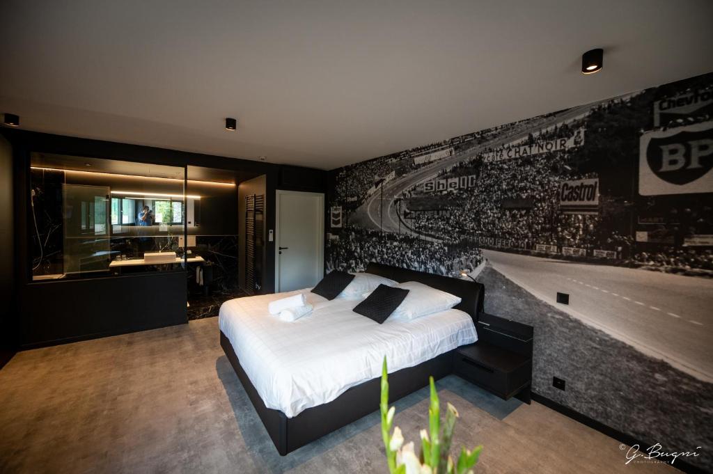 Postel nebo postele na pokoji v ubytování Les Thermes de Spa by La Cour de la Reine Hôtel, Suites & accès gratuit au centre thermal