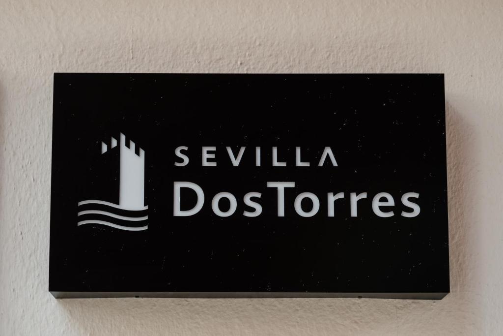 un letrero en una pared con las palabras detectores de señas en Sevilla DosTorres en Sevilla
