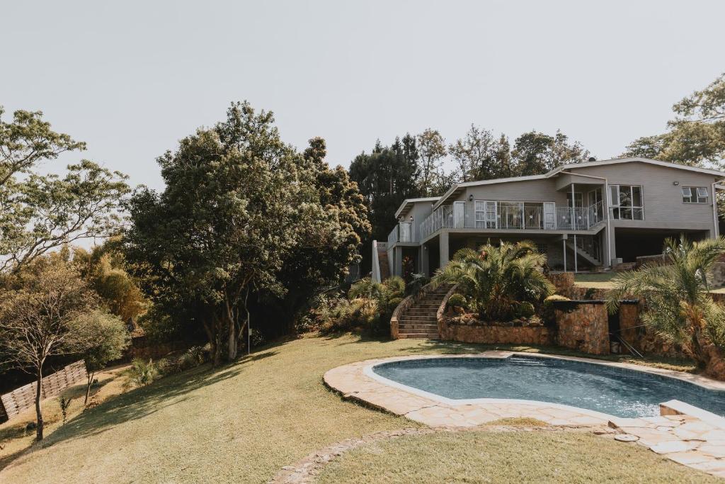 une maison avec une piscine dans la cour dans l'établissement Stunning Luxury Villa Home with breathtaking views!, à Helensvale