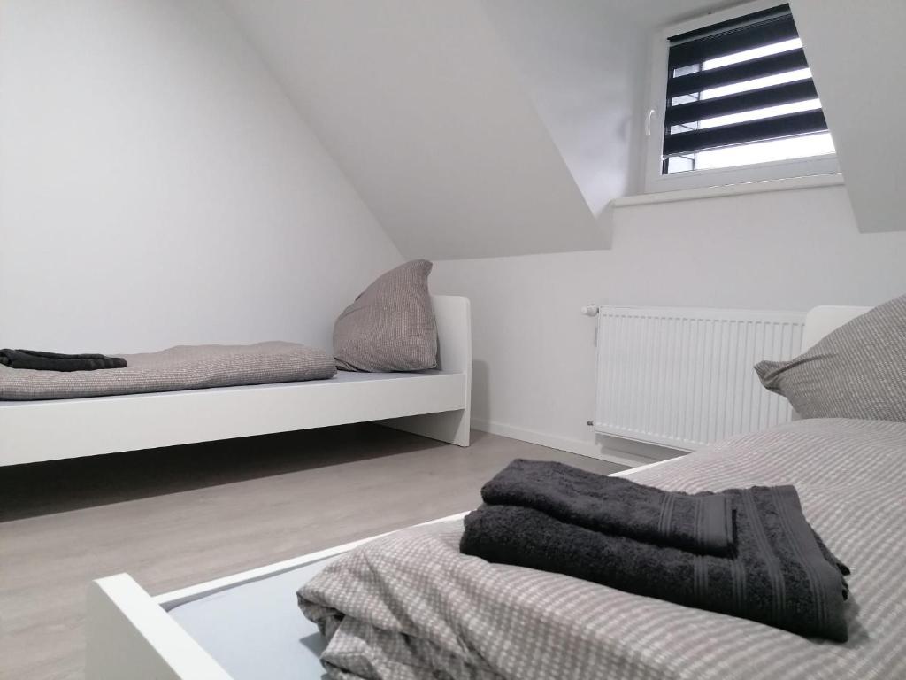 赫內的住宿－estrella24 LIVING ROOMS Chita，白色的客房设有两张床和窗户。