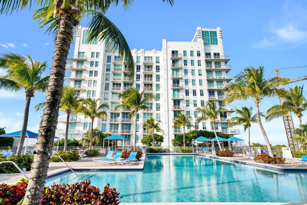 een hotel met een zwembad en palmbomen bij The Edge in West Palm Beach
