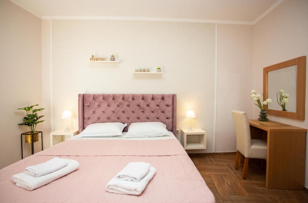Postel nebo postele na pokoji v ubytování Apartments Bogojevic