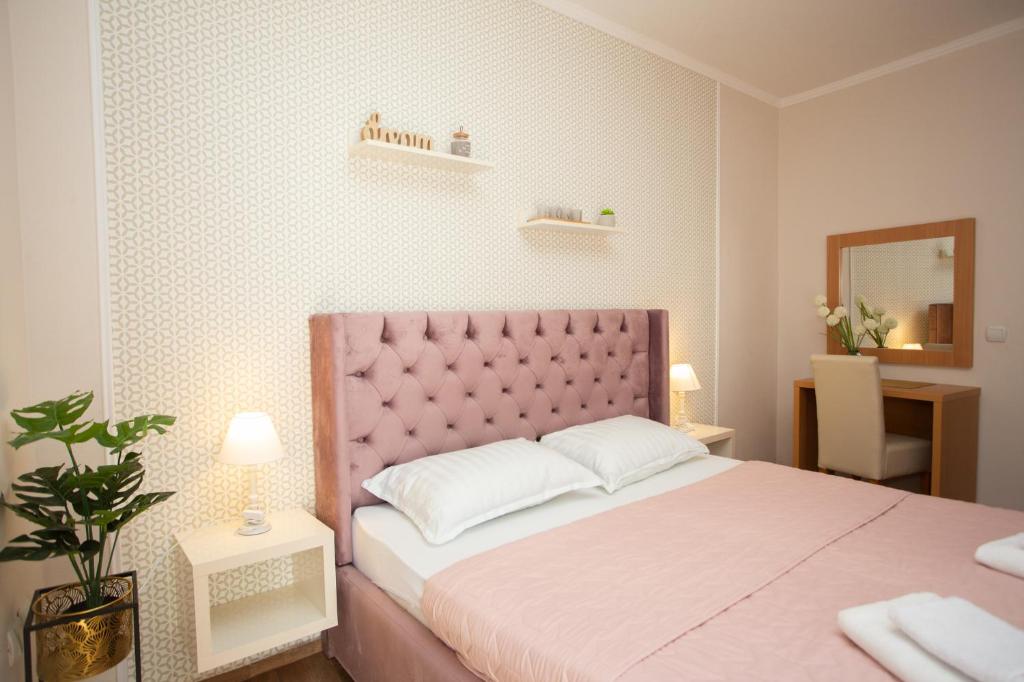 Postel nebo postele na pokoji v ubytování Apartments Bogojevic