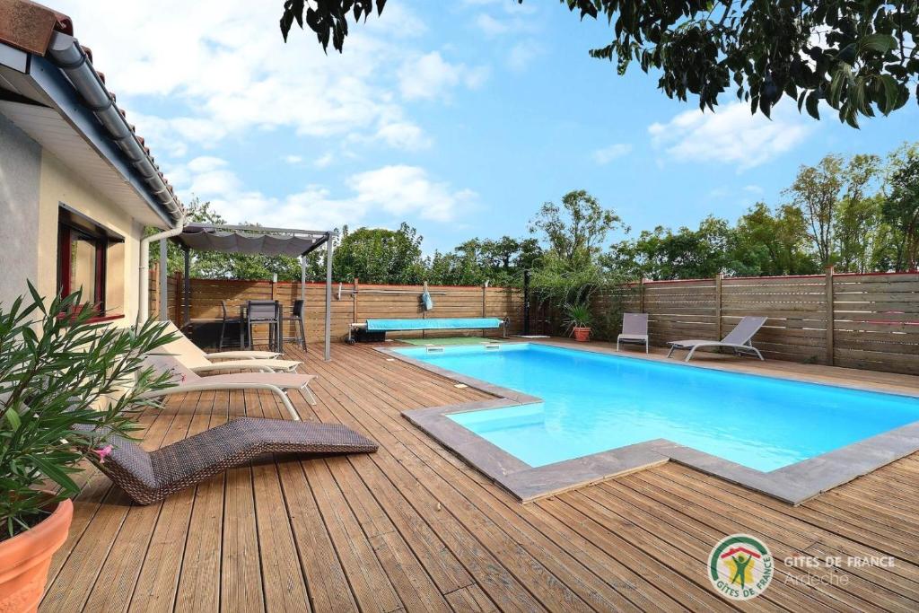d'une terrasse en bois avec une piscine. dans l'établissement Villa Chrysalide, à Berrias Et Casteljau
