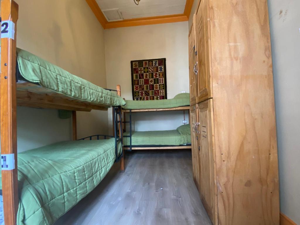 Postel nebo postele na pokoji v ubytování La Casa Roja Hostel