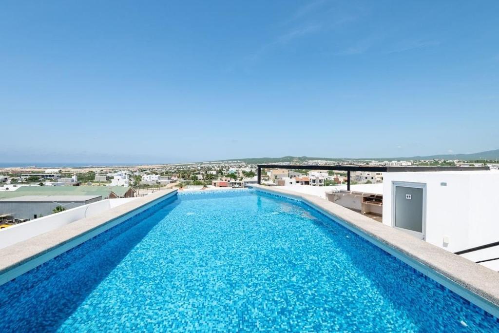 una piscina en la azotea de un edificio en Primer Piso condo , 3 Recamaras+2.5 baños +alberca, en Cabo San Lucas