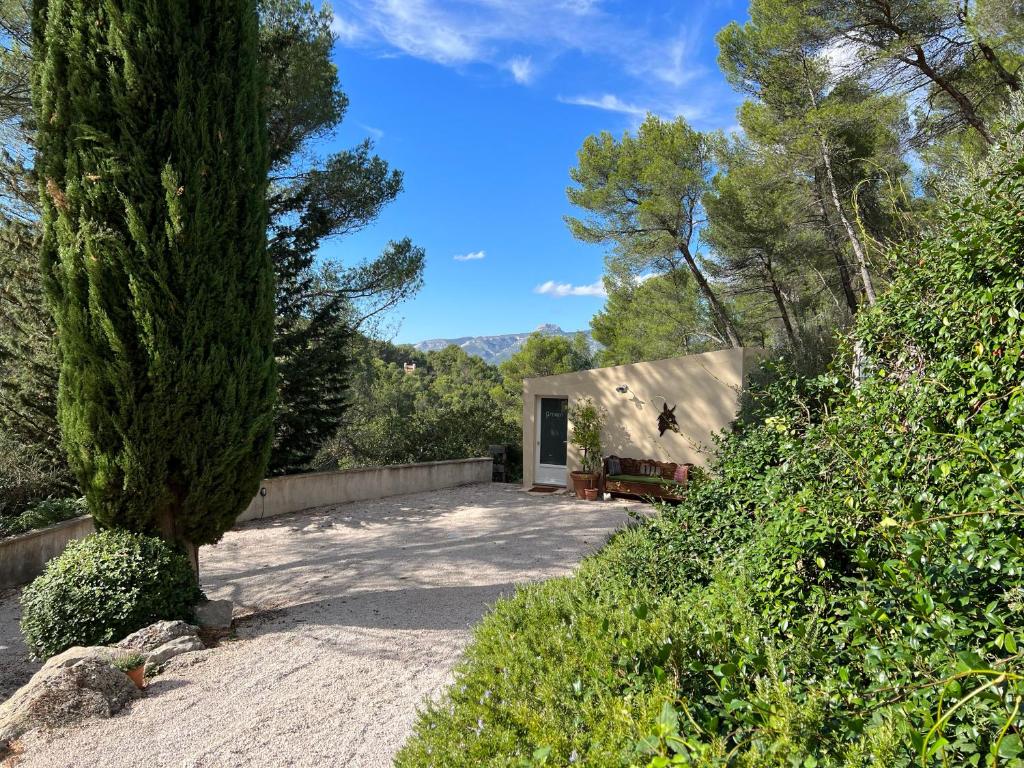 a house in the middle of a garden at B&B Les Têtes de Mules - Adults Only in Gémenos
