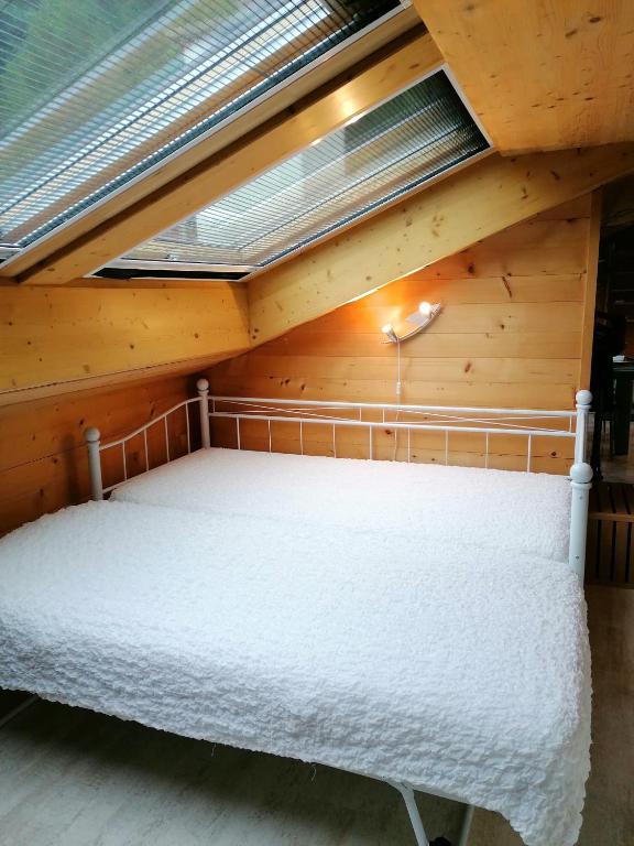 Postel nebo postele na pokoji v ubytování Gemütliche FeWo mit Sauna inmitten der Berge