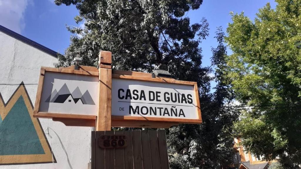a sign for a casa de guinas morina at El Refugio Casa de Montaña in San Martín de los Andes