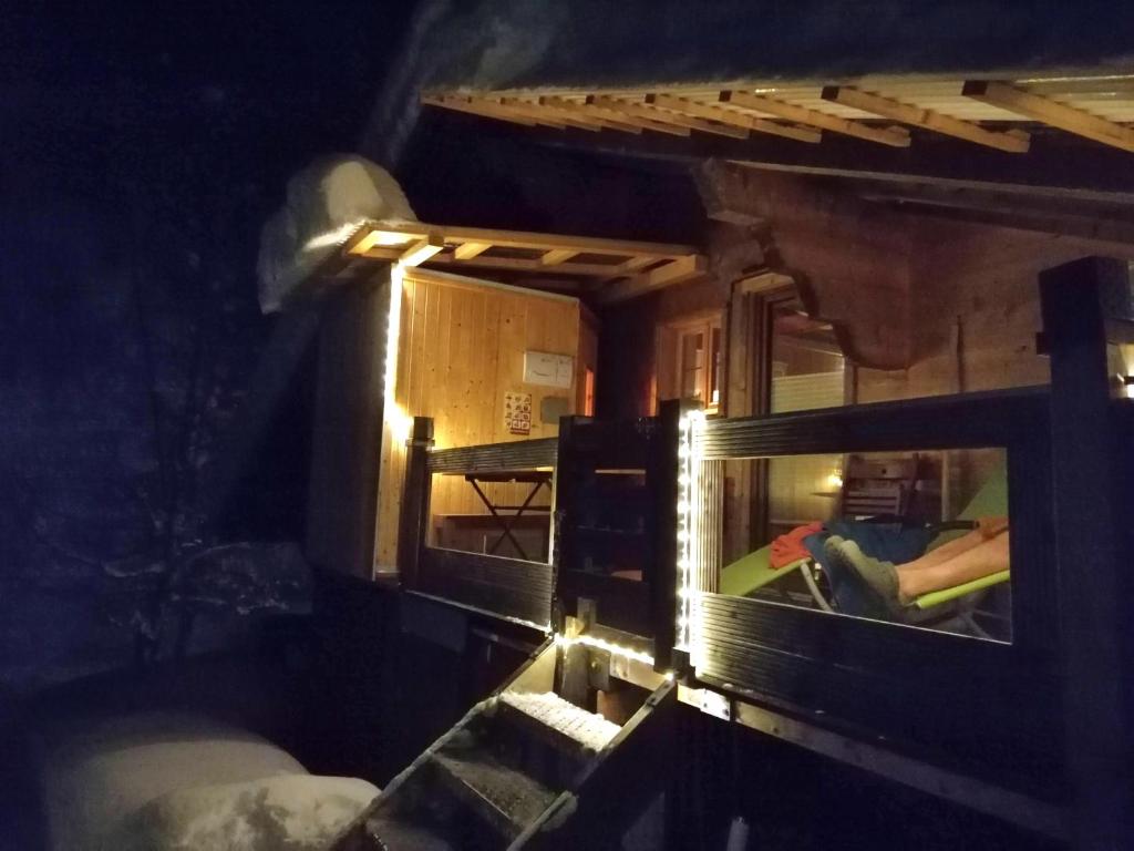 Postel nebo postele na pokoji v ubytování Gemütliche FeWo mit Sauna inmitten der Berge
