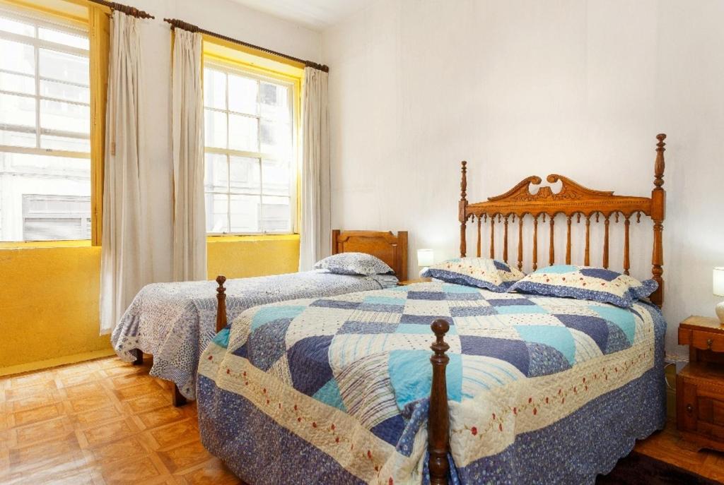 Postel nebo postele na pokoji v ubytování Residencial clérigos ROOM 2