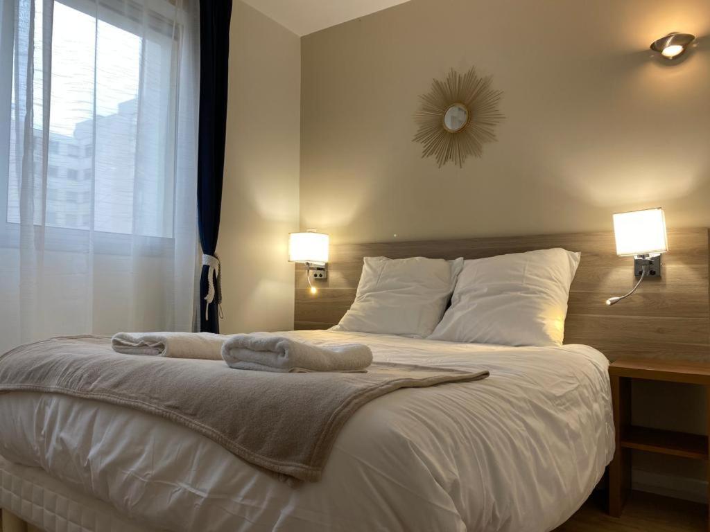 Postel nebo postele na pokoji v ubytování Le Joan Miro - 100m des thermes