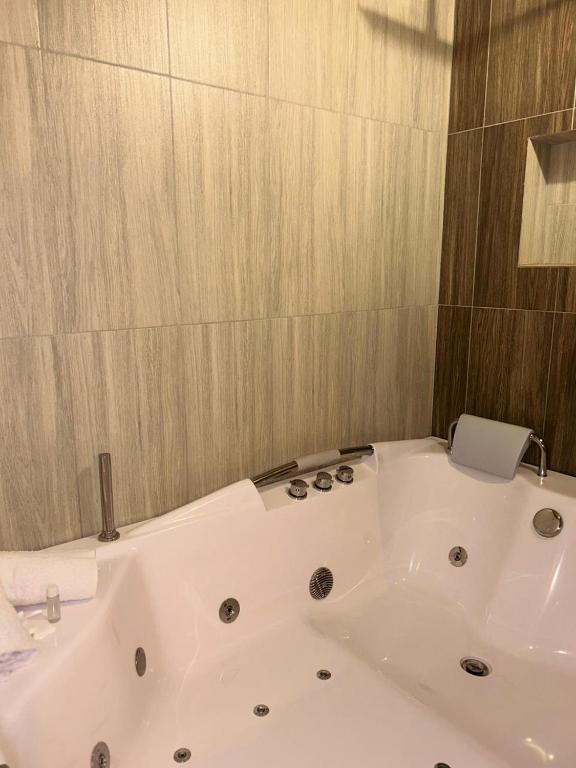 Koupelna v ubytování Seven hotel