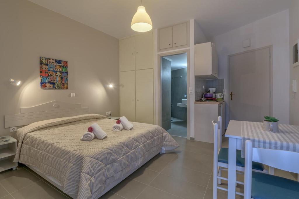 un dormitorio con una cama con dos animales de peluche en Aloe Apartments, en Rethymno