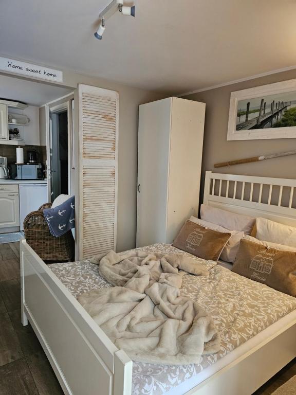 Un dormitorio con una cama grande con una manta. en Beach House, en Międzyzdroje