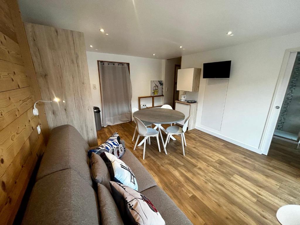 un salon avec un canapé et une table dans l'établissement Studio rénové avec coin montagne, balcon Sud, au pied des pistes, 4 pers - FR-1-452-360, aux Menuires