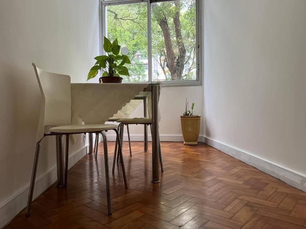 1 mesa y 2 sillas en una habitación con ventana en Apartamento Excelente e Confortável no Flamengo, en Río de Janeiro