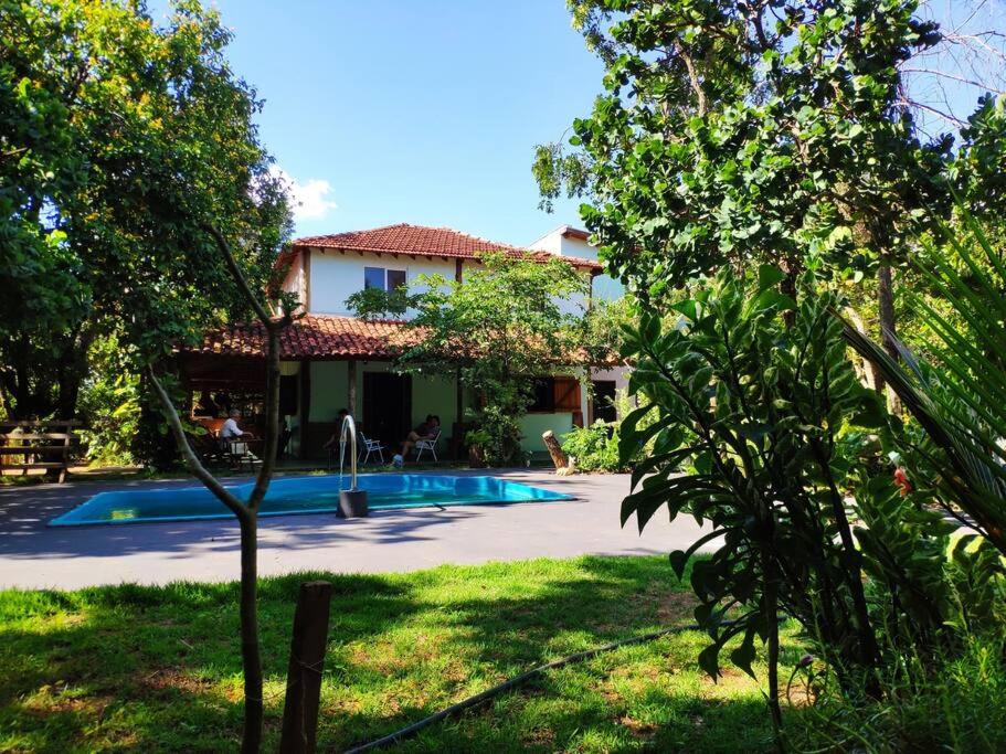 une maison avec une piscine dans une cour dans l'établissement Chácara com 2 piscinas e 3 suítes, à Campo Grande
