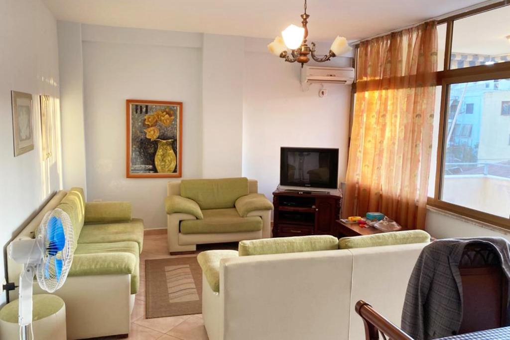 uma sala de estar com um sofá e cadeiras e uma televisão em Armand’s apartament em Golem